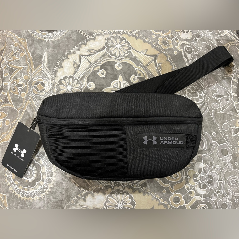 Under Armour belt bag - black New With Tags Unisex